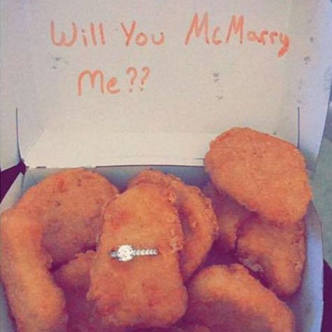 Funny Wedding Proposals, Food Proposal, Funny Proposal, Mcdonalds Chicken, Man Proposing, Turtles Funny, Smart Men, Wedding Proposals, Chicken Nuggets