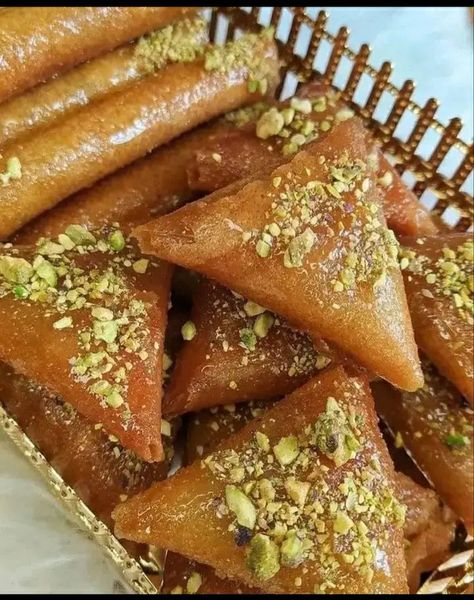 Knafeh Aesthetic, Algerian Food Recipes, Algerian Desserts, Ramadan Sweets, Algerian Sweets, Algerian Food, Traditional Sweets, Recipe Aesthetic, Minute Rice