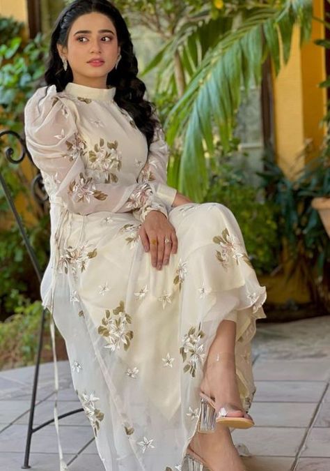 Hum TV drama Fairy Tale Sehar Khan dress in drama pictures and designer details. Crush Material Dress Design, Pakistani Celebrities Dresses, Saher Khan, Pakistani Actress Dresses, Tv Dress, Sehar Khan, Pakistani Kurta, Stylish Gown, Anarkali Dress Pattern