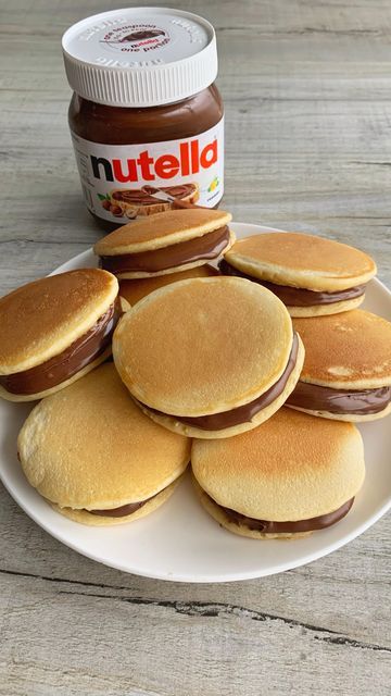 Fitwaffle | Eloise Head on Instagram: "NUTELLA PANCAKE SANDWICHES 😍 Here’s one for the weekend 🫶 Soft and fluffy mini pancakes stuffed with a layer of Nutella through the middle 🤤 Nutella sandwiches just got an upgrade. Pancakes > Bread 🤌 Similar to Japanese Dorayaki 💕 Sound on for full instructions 🔉 All you need is: 140g Self raising flour 1 tbsp Caster sugar 1 tsp Baking powder 2 Large eggs, room temp 20g Unsalted butter, melted 115ml Milk (any), room temp 1 tsp Nutella per pancake Mak Japanese Dorayaki, Fitwaffle Kitchen, Nutella Sandwich, Nutella Pancakes, Self Raising Flour, Chocolate Pancakes, Mini Pancakes, How To Make Pancakes, Nutella Recipes