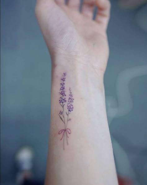 Lavender flower tattoo on the wrist. Tattoo Artist: Banul Purple Tattoos, Lavender Tattoo, Music Tattoo Designs, Small Flower Tattoos, Geniale Tattoos, Lavender Flower, Subtle Tattoos, Tattoo Trends, Flower Tattoo Designs