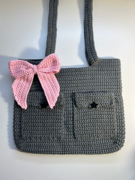 Crochet pink bow tote bag made by me the bag is 13.5 inches wide. Can be customized any color just dm to customize your own bag or put it in the personalization box. If you want the bag to carry your computer I can also make it in that size. Yarn Bags Crochet, Crochet Hand Bag Pattern, Crochet Computer Bag, How To Crochet A Tote Bag, Crochet Box Pattern, Crochet Tote Bag Ideas, Crochet Bag With Ribbon, Crochet School Bag, Small Crochet Projects Easy