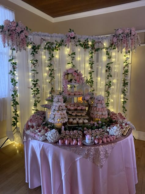 Rapunzel Quinceanera Theme, 15 Party Ideas Quinceanera, Enchanted Forest Cake, Purple Quinceanera Theme, Enchanted Forest Quinceanera Theme, Green Quinceanera Theme, Princess Sweet 16, Sweet 16 Party Themes, Quince Cakes