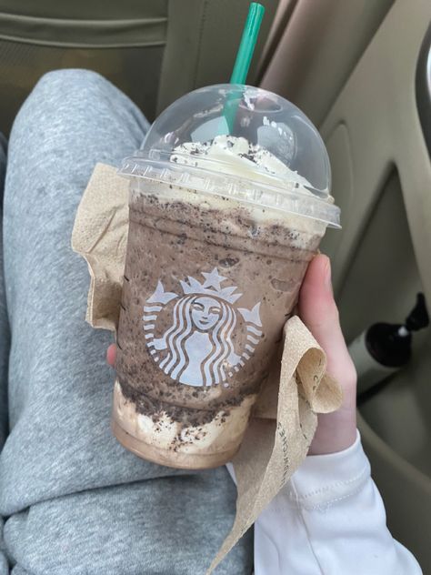 Starbucks Cookie Crumble Frappuccino, Cookie Crumble Starbucks, Starbucks Cookie Crumble, Cute Starbucks Drinks, Starbucks Mocha Cookie Crumble, Banana Bread Starbucks, Mocha Cookie Crumble Frappuccino, Kawa Starbucks, Starbucks Hot Drinks