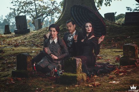 Addams Family Photoshoot, Gothic Family, Goth Family, Addams Family Musical, Addams Family Values, Cosplay Photoshoot, Group Cosplay, Family Cosplay, Gomez And Morticia