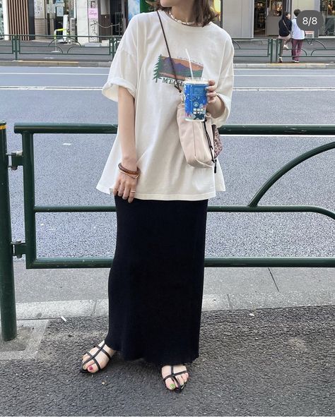 Japanese Street Fashion Summer, Tshirt And Skirt Outfit Casual, Japanese Summer Fashion, Oversized Tshirt Outfit Korean, Graphic Tshirt Outfit, 70s Inspired Outfits, Neat Casual Outfits, Basic English, T Shirt Ideas