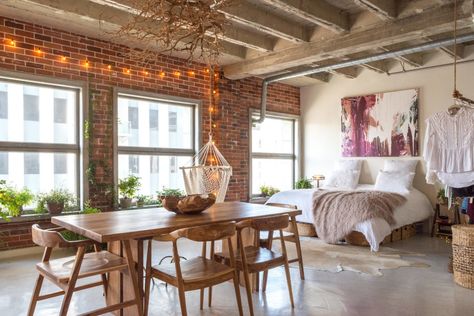 Downtown Los Angeles Loft by Oh beauty Small Loft Apartments, Headboard Alternative, Loft Apartment Decorating, Apartment Loft, Downtown Lofts, Loft Interior Design, Loft Interior, Small Loft, Loft Interiors