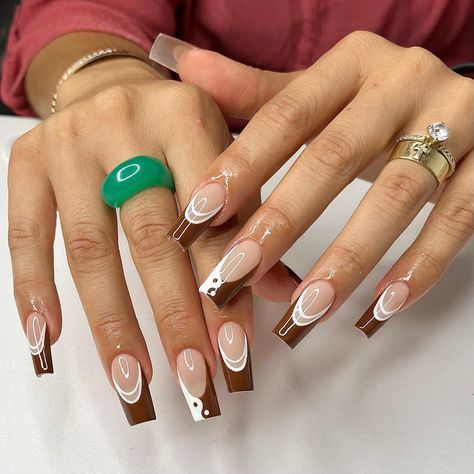 Simple Brown And White Nails, Receptionist Nail Ideas, Brown White And Gold Nails, White And Brown Nails Design, Brown And White Nail Ideas, Good Nails Designs, Brown And White Almond Nails, Brown Nails With White Tips, Brown And White Acrylic Nails