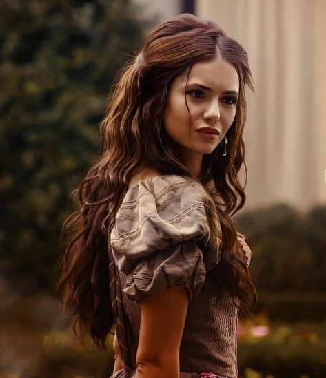 Nina Dobrev Hair, Serie Bmw, Katerina Petrova, Belle Costume, Vampire Diaries Wallpaper, Bonnie Bennett, Vampire Diaries Cast, Katherine Pierce, Long Brown Hair