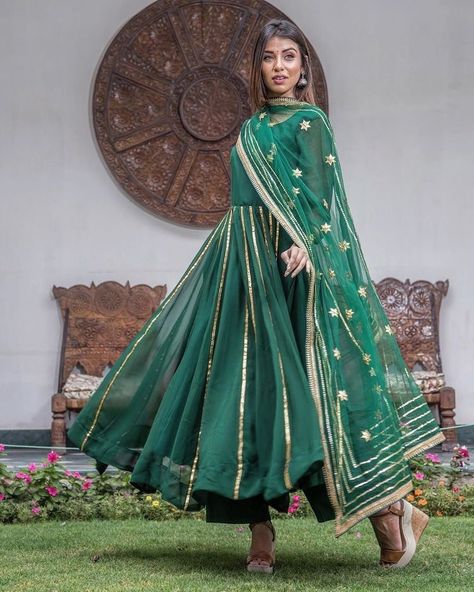 Green Dupatta, Punjabi Outfits, Indian Designer Suits, Kurti Designs Party Wear, Simple Pakistani Dresses, Designer Party Wear Dresses, Green Hand, Dress Indian Style, Anarkali Suit