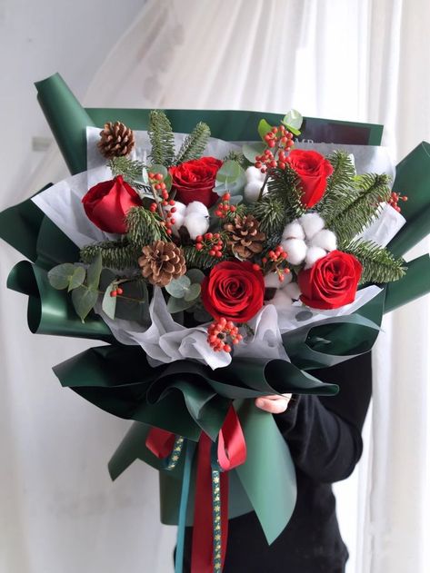 Xmas Flowers, Holiday Bouquet, Christmas Flower Decorations, Diy Bouquet Wrap, Bouquet Box, Luxury Flower Bouquets, Anniversaire Diy, Christmas Bouquet, Christmas Flower Arrangements