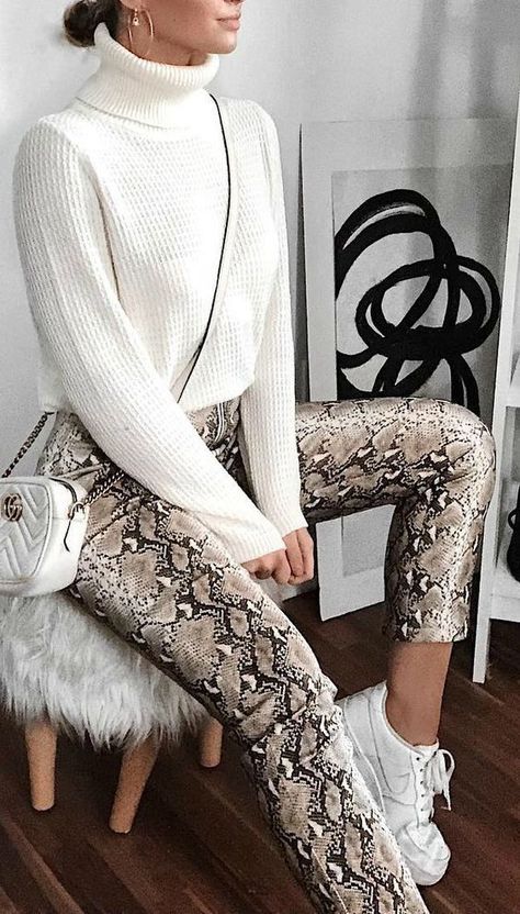 Snake Print That Make You Look Stylish #snakeprint #fashionactivation #women #snakeprintoutfit #snakeprintpants Snake Print Pants, Snakeskin Leggings, Mode Editorials, Pinterest Fashion, Fashion Mode, Printed Pants, Outfits Casuales, Snake Print, Look Fashion