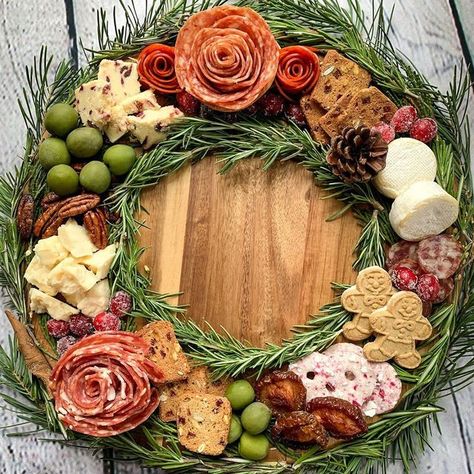 A Charcuterie Wreath Is the Most Beautiful Christmas Appetizer Appetizers Table, Decorações Com Comidas, Charcuterie Inspiration, Party Food Platters, Charcuterie And Cheese Board, Charcuterie Recipes, Christmas Brunch, Xmas Food, Snacks Für Party