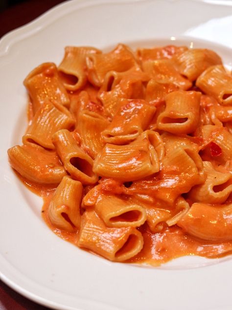 Rigatoni Recipe, Carbone Recipe, Rigatoni Vodka Pasta, Carbone Vodka Sauce Recipe, Trendy Recipes, Spicy Rigatoni Pasta Recipe, Spicy Rigatoni Recipes, Spicy Rigatoni, Carbone Pasta Recipe