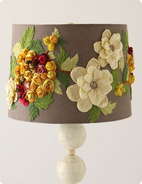 DIY Anthropologie knockoff.  Burlap over old lamp shade.  Hot Glue/Sew flowers on and voila! Decorate Lampshade Diy, Anthro Diy, Diy Anthropologie, Diy Lampshade, Flower Lamp Shade, Redecorating Ideas, Chic Lamp, Diy Lampe, Anthropologie Inspired