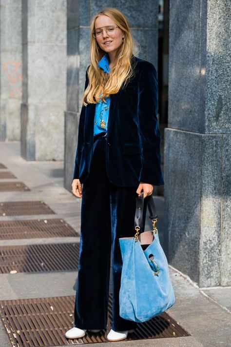 The Blazer Styles That Will Take Over 2018 Alexandra Carl, Jo Ellison, Blue Velvet Pants, Style Party Dress, Street Vibes, Velvet Suit, Velvet Clothes, Style Casual Chic, Velvet Trousers