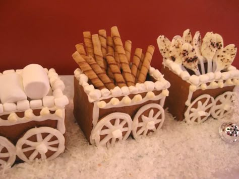 Winter Bakes, Polar Express Christmas Party, Graham Cracker Gingerbread House, Christmas Food Crafts, Cracker House, Polar Express Party, Gingerbread Train, Cool Gingerbread Houses, House Cookies