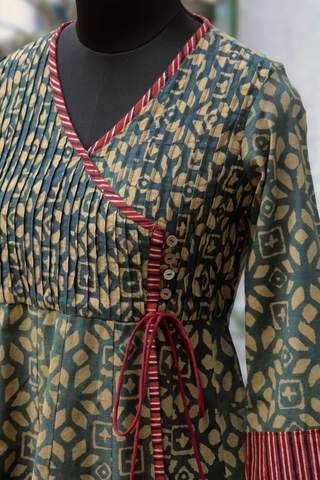 Kamij Neck Design, Frock Suit Neck Design, Angarkha Kurti Pattern, Silk Kurti Designs Latest, Suit Neck Design, Kurti Neck Design, Frock Suit, Suit Neck, Silk Kurti Designs