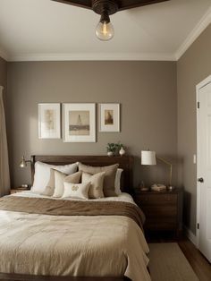 Minimalist Vintage Interior, Cozy Bedroom Brown Furniture, Light Brown Wall Bedroom, Bedroom Wall Colors Cozy, Accent Wall Bedroom Aesthetic, Vintage Minimalist Bedroom, Light Brown Room Aesthetic, Light Brown Bedroom Walls, Warm Tone Bedroom