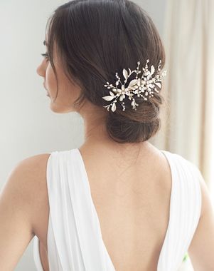 Hairstyles For Hawaii, Bridal Side Bun, Hair Comb Hairstyles, Crown With Flowers, Side Buns, Boho Wedding Hairstyles, Tahitian Costumes, Jewel Hair, Hawaiian Hairstyles