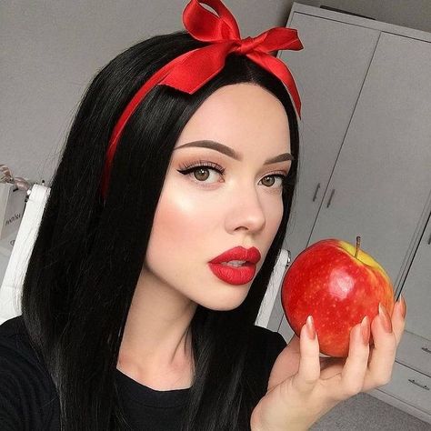 Snow White Makeup, Snow White Halloween Costume, Snow White Costume, Creepy Halloween Makeup, White Halloween, Halloween Makeup Looks, Dipbrow, Cute Halloween Costumes, Creative Halloween Costumes