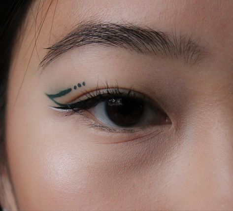 Minimalistic Graphic Eyeliner, Neon Green Graphic Liner, Dark Green Eyeliner Makeup, Basic Graphic Liner, Graphic Eyeliner Asian Eyes, Graphic Eyeliner Asian, Minimalist Graphic Eyeliner, Asian Graphic Liner, Graphic Liner Makeup Simple