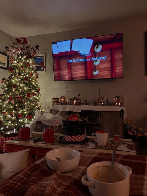 christmas tree  flannel hot cocoa warm living room aesthetic holidays red and green living room cozy vibes Watching A Christmas Movie Aesthetic, Christmas Movie Sleepover, Christmas Movie Watching Aesthetic, Christmas Movies Decorations, Christmas Movie Night Set Up, Christmas Movie Night With Friends, Hallmark Christmas Movies Aesthetic, Christmas Night Out, Christmas Themed Sleepover