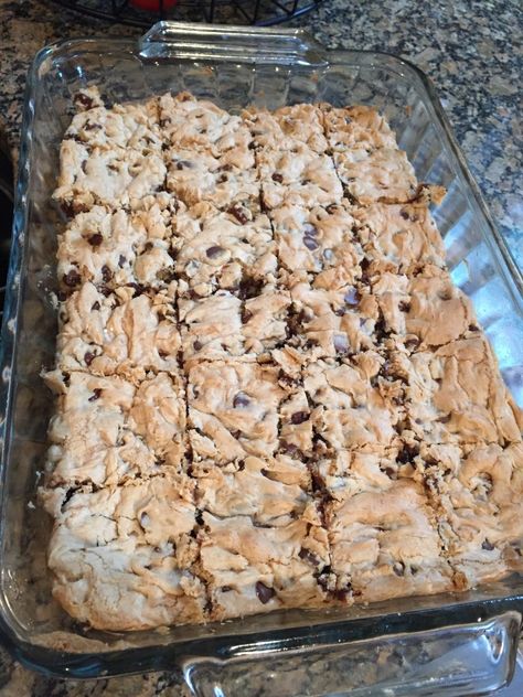 Lazy day cookie bars - easy and delicious using just cakemix and basic ingredients Lazy Day Cookies, Peach Blueberry Crumble, Cookie Bars Easy, Cream Cheese Bars, Blueberry Crumble, Snack Treat, Cake Bars, Cottage Home, White Cottage