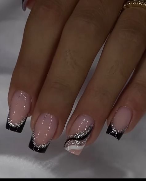 Nails To Go With Black Prom Dress, Black And Silver Nail Designs Ideas, Christmas Nails Black And Silver, Black Sparkly Nail Ideas, Black Nails With Silver Design, Silver And Black Nail Designs, Nails To Match Black Dress, Black And Glitter Nail Designs, Nail Ideas For Black Dress