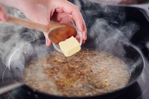 How To Make an EASY Pan Sauce from Steak Drippings. This is one of those things you eventually don't need recipes for. Works for pork or chicken too! Recipes Sauces, Pan Sauce, Marinade Sauce, Brown Sauce, How To Cook Beans, Steak Sauce, Dirty Dishes, How To Cook Rice, Cooking Lessons