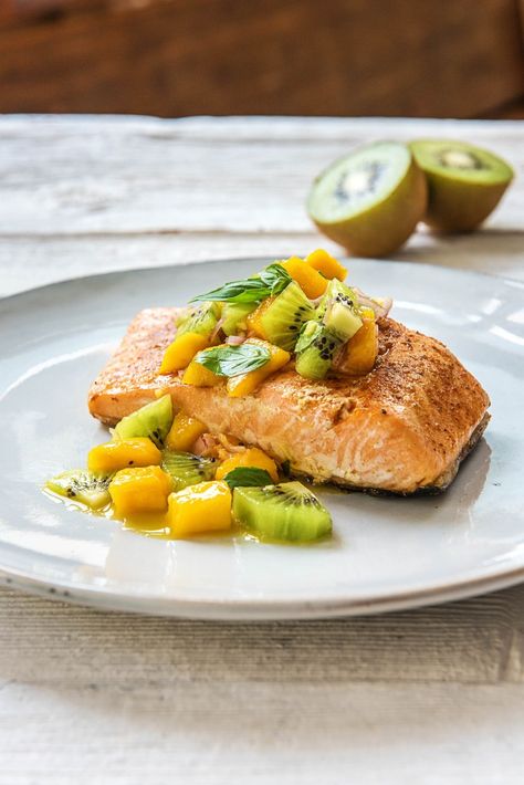 Grilled Salmon with Kiwi Salsa Kiwi Sauce Recipe, Kiwi Fruit Recipes, Organic Dinner Recipes, Kiwi Salsa, Kiwi Recipes, Seafood Meals, Sunday Dinner Recipes, Hello Fresh Recipes, Healthy Salmon Recipes