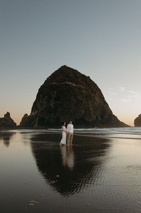 Moody Couple Photoshoot, Moody Couple, Elopement Timeline, Casual Couple Photos, Moody Elopement, Salt Photography, Moody Beach, Fall Couple Photos, Pnw Elopement