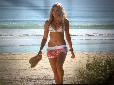 H2o Just Add Water Halloween Costumes, 2000s Surfer Aesthetic, Bella H2o Outfits, Bella Hartley H2o, Bella H2o Aesthetic, Indiana Evans H2o, H2o Inspired Outfits, Bella H2o, H20 Outfits