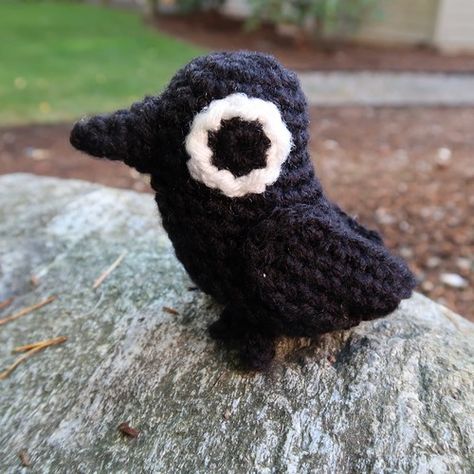 Crow Crochet Pattern, Crow Crochet, Crochet Pour Halloween, Scrap Yarn, Black Birds, Plushie Patterns, Crochet Design Pattern, Crochet Simple, Fun Crochet Projects