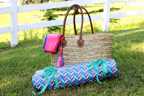 15 Minute Picnic Blanket tutorial made from 2 tablecloths, one that is cotton and soft and the other that is waterproof!! Get the tutorial on { lilluna.com } Diy Picnic Blanket, Picnic Blanket Diy, Diy Knitting Needles, Picnic Blanket Pattern, Camping Diy Projects, Diy Picnic, American Flag Quilt, Camping Projects, Crochet Bobble