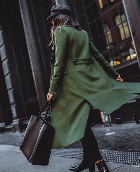 Green Coat Outfit Winter, Green Coat Outfit, Coat Outfit Winter, Pijamas Women, New York Street Style, Coat Outfit, Outfit Winter, Green Coat, Coat Outfits