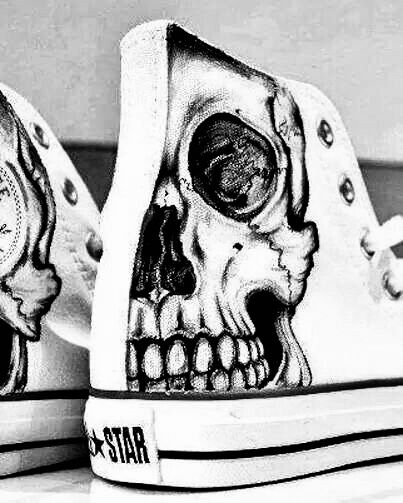 Converse Art Ideas, Vans Drawing On Shoes, White Vans Painted Shoes Ideas, Painted Converse Ideas, Vans Painted Shoes Ideas, Shoe Art Designs, Eco Logo Design, Cute Converse Shoes, Painted Converse