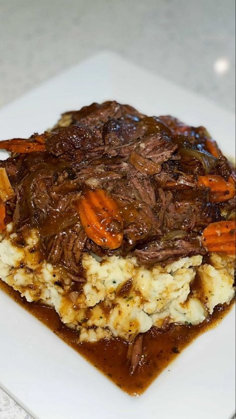 Roast Garlic, Beef Pot Roast, Soul Food Dinner, Garlic Mashed Potatoes, Garlic Mashed, Food Therapy, Good Eat, Yummy Comfort Food, Food Recepie