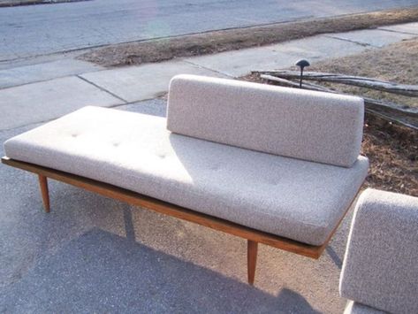 17 DIY Mid-Century Modern Furniture - Matchness.com Modern Day Bed, Diy Mid Century Modern Furniture, Mid Century Daybeds, Diy Mid Century Modern, Modern Chaise Lounge, Daybed Sets, Diy Mid Century, Mid Century Bench, Modern Daybed