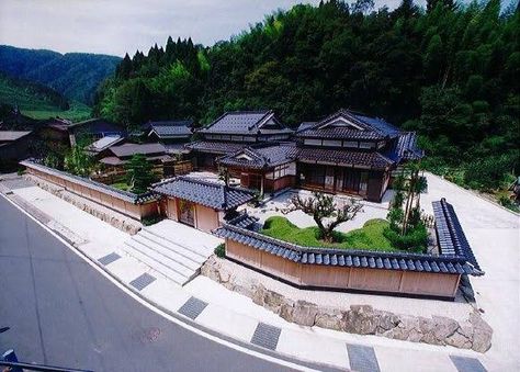 Japanese Houses Traditional, Japanese Mansion Traditional, Traditional Japanese Mansion, Japanese Exterior Design, Japanese Estate, Japanese Mansion, Japanese Exterior, Korean Traditional House, Japanese Traditional Architecture