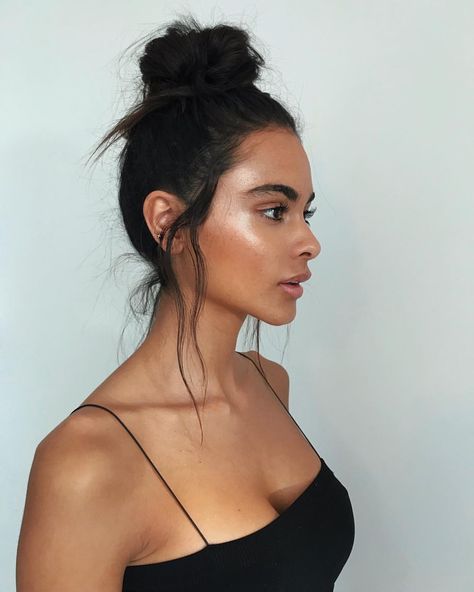 What looks are you looking forward in the new year? Glam? Natural? Tell me your vibe Highlight @nudestix Illumi naughty find it… Weekend Hair, Top Knot Bun, Makeup Tip, Smink Inspiration, Peinados Fáciles Para Cabello Corto, Beauty Inspo, Make Me Up, Makeup And Hair, Messy Hairstyles