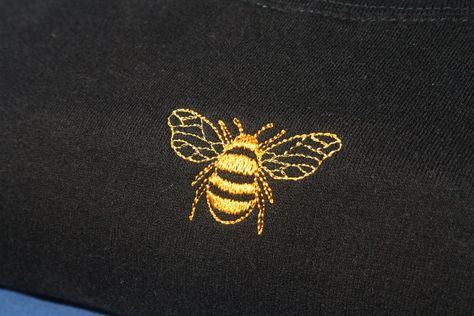 Cute Embroidery Ideas Simple Sweatshirt, Black Sweatshirt Embroidery Ideas, Black Sweatshirt Embroidery, Bee Embroidery Pattern Simple, Sweatshirt Embroidery Ideas, Embroidered Bee Pattern, Bumble Bee Embroidery Simple, Jumper Embroidery, Embroidery Hoodies