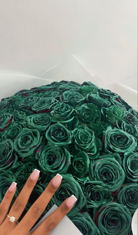 Green Roses Bouquet, Green Flowers Bouquet, Rich Girl Bedroom, Hispanic Aesthetic, Cute Anniversary Gifts, Luxury Bouquet, Eternal Roses, Green Roses, Cute Birthday Pictures