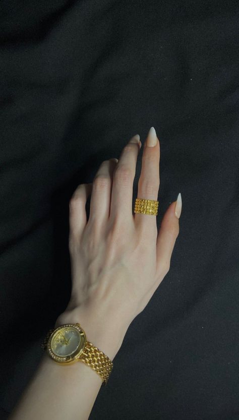 Hands Poses, Gold Hijab, Crochet Necklace Pattern, Delicate Gold Jewelry, Rings Hand, Simple Saree Designs, Nude Nail Designs, Gold Jewellry, Gold Chain Design