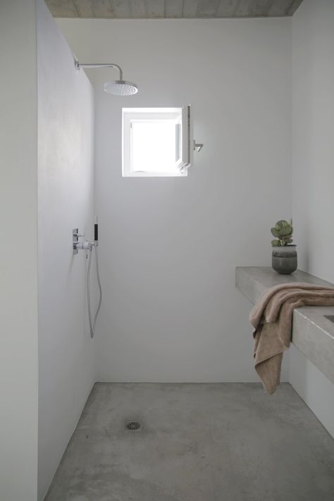 Walk-in shower. Maison Kamari by React Architects. © Damien De Medeiros. Bathroom Island, Concrete Shower, Diy Home Decor For Apartments, Walk In Shower Designs, Concrete Bathroom, Wellness Studio, Bathing Beauty, Bad Inspiration, Studio Inspiration