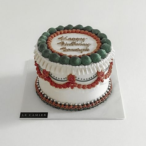 Disney Inspired Cakes, Vintage Fall Cake, Modern Christmas Cake, Cake Decorating Ideas Christmas, Simple Vintage Cake, Edible Ornaments, Vintage Christmas Cake, Christmas Cake Design, Christmas Cake Decorating Ideas