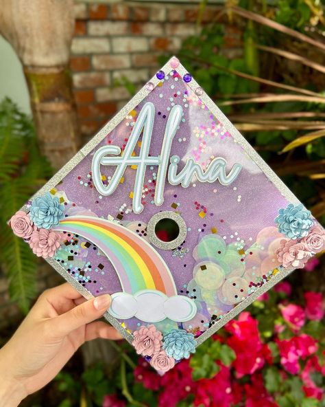 Kindergarten Cap Decoration Ideas Girl, Cap Decoration Graduation Kindergarten, Kinder Grad Cap Ideas, Vpk Graduation Cap Designs, Kindergarten Grad Cap Ideas, Preschool Graduation Cap Decoration, Kinder Graduation Cap Ideas, Kindergarten Graduation Cap Decoration, Pre K Cap Decoration