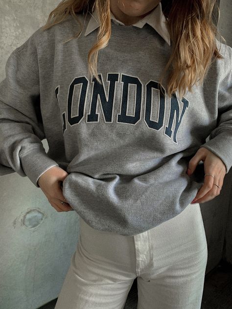 Old Money Crewneck Outfit, Collar Under Sweatshirt, Collar Crewneck Outfit, Collar Sweatshirt Outfit, Vintage Sweatshirt Outfit, Shirt And Flared Jeans, Brandy Melville London, Sweatshirt And Shirt Outfit, College Sweatshirt Outfit