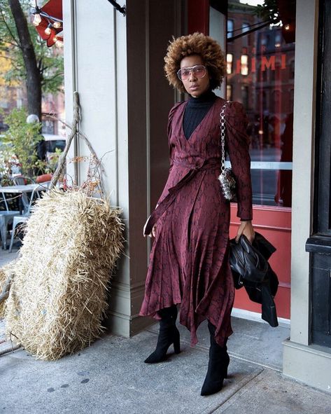 Burgundy Dress Outfit, Petite Bloggers, Outfits Cold, Burgundy Outfit, Sweater Outfits Fall, Hair Color Burgundy, Winter Outfits Cold, Thrifted Outfits, Snake Print Dress