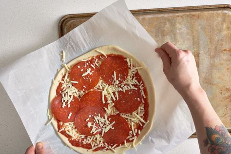 No pizza stone? No problem! Use these five alternatives instead. Pizza Oven Fireplace, Homemade Gummies, Diy Pizza Oven, Cooking Stone, Pizza At Home, Best Homemade Pizza, I Want Food, Diy Pizza, Flat Breads